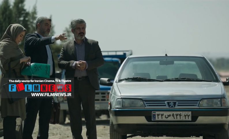 نکته ظریفی که از چشم طراح صحنه و کارگردان «برتا، داستان یک اسلحه» پنهان ماند | امیر‌علی با پژو پلاک لیزری در سال 1380