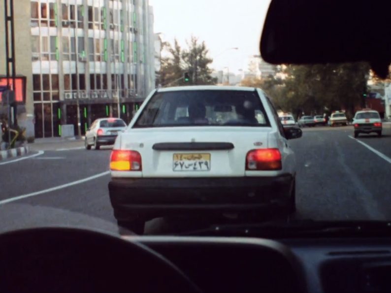 نکته ظریفی که از چشم طراح صحنه و کارگردان «برتا، داستان یک اسلحه» پنهان ماند | امیر‌علی با پژو پلاک لیزری در سال 1380